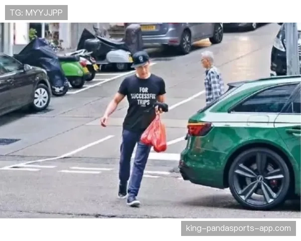 陆光祖站在豪车旁穿着菜市场拖鞋，笑得像个街坊少年